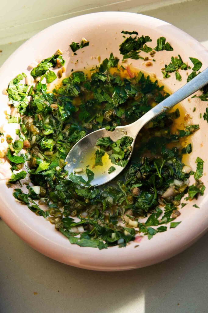 Céleri frites - steki z selera z salsą verde 1