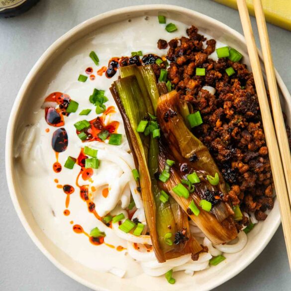 Jedwabisty tofu udon z mielonym w glazurze gochujang