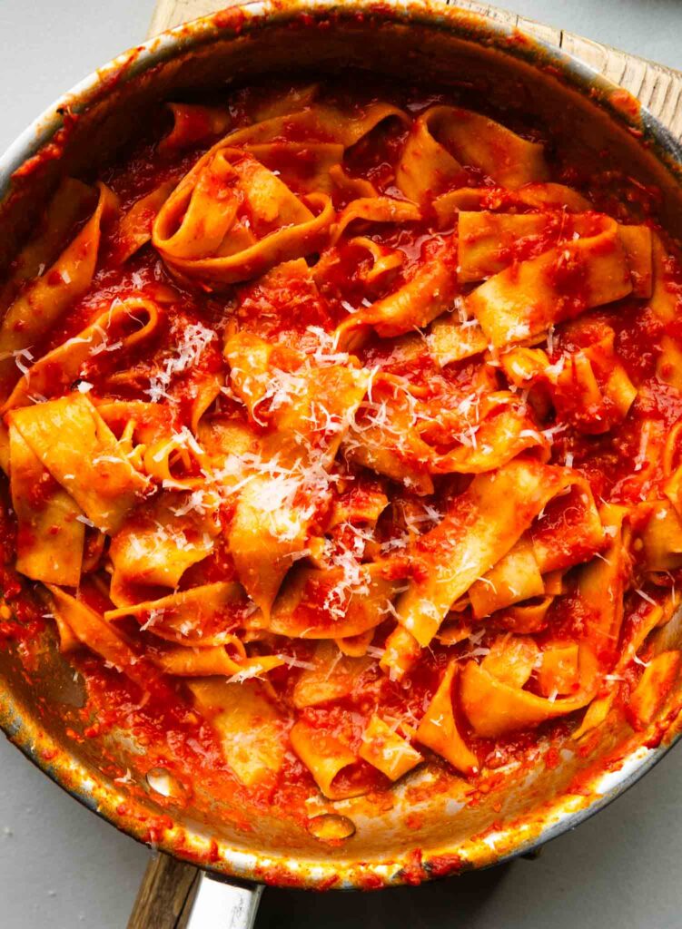 Makaron w sosie z pomidorów i grillowanej papryki 1 Makaron w sosie z pomidorów i grillowanej papryki