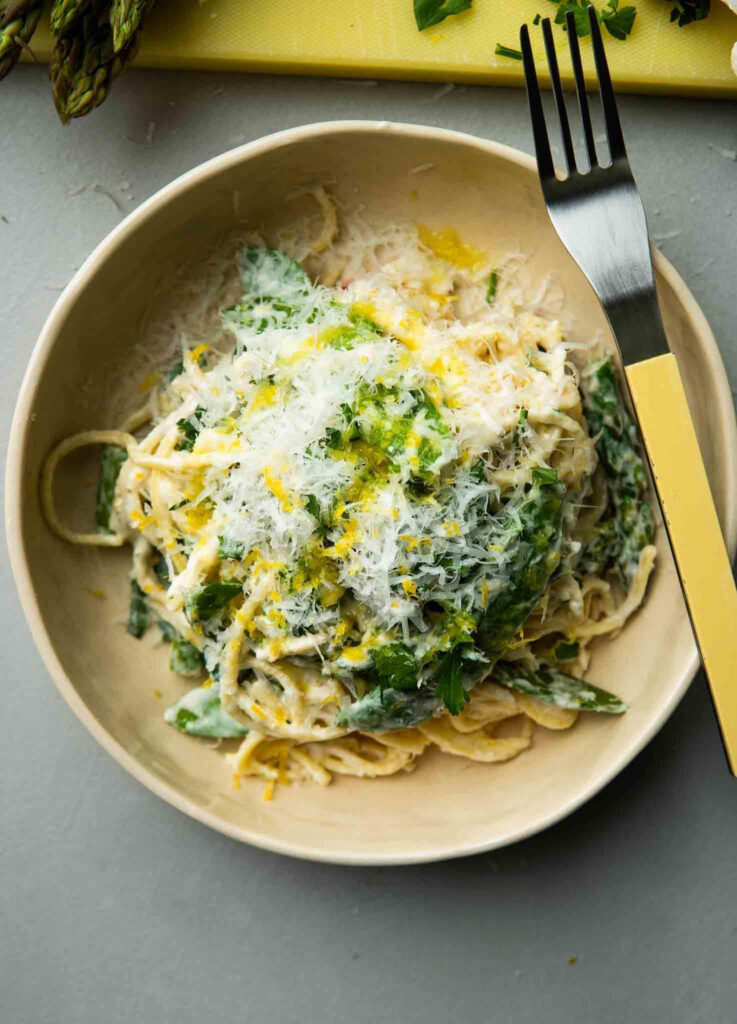 Makaron Primavera z jogurtem greckim