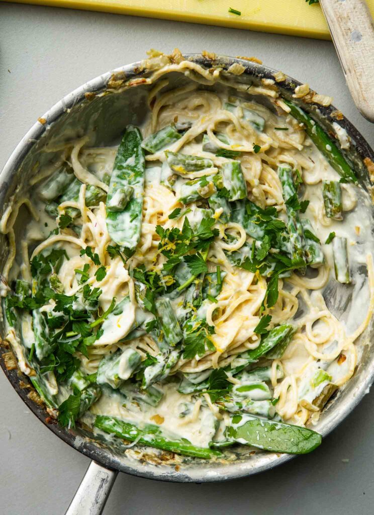 Makaron Primavera z jogurtem greckim