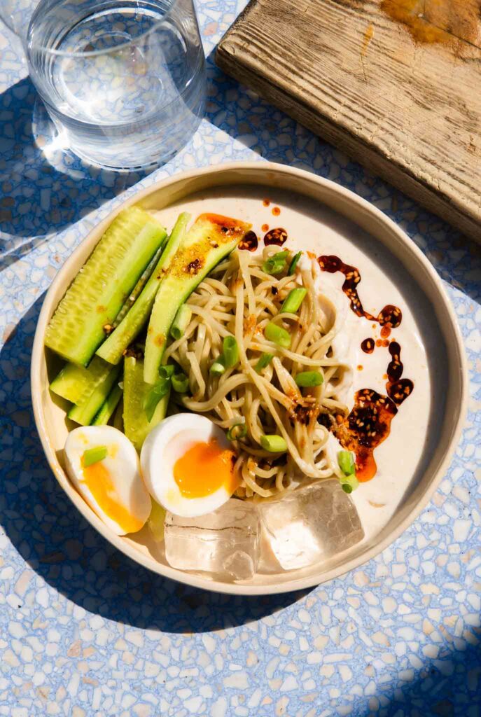 Jedwabisty sojowy chłodnik (kongguksu)