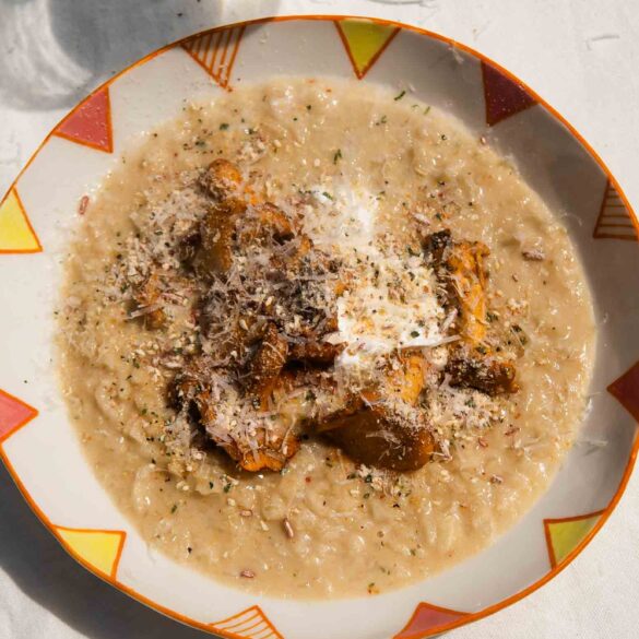 Risotto z kurkami, stracciatellą i posypką truflową