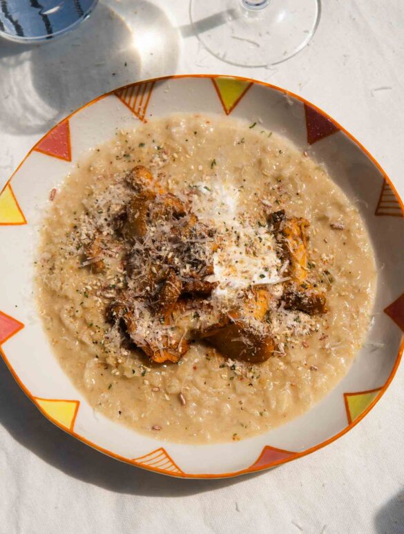 Risotto z kurkami, stracciatellą i posypką truflową