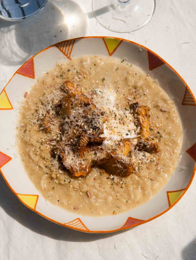 Risotto z kurkami, stracciatellą i posypką truflową
