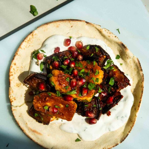 Pity z hot honey halloumi i bakłażanem w miodowej harissie