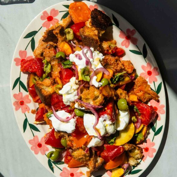Letnia panzanella z grzankami i burratą