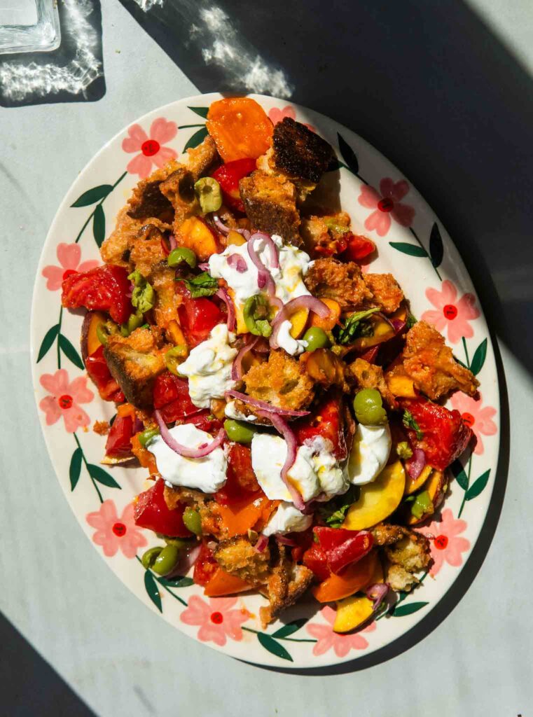 Letnia panzanella z grzankami i burratą