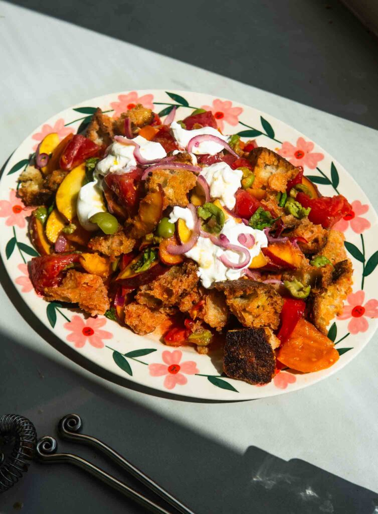 Letnia panzanella z grzankami i burratą
