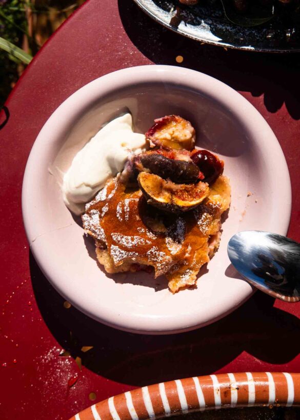 Cynamonowe clafoutis ze śliwkami i figami