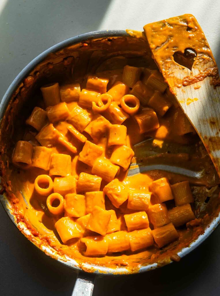 Dyniowe penne alla vodka z burratą i chrupiącym chili 1 Dyniowe penne alla vodka z burratą i chrupiącym chili