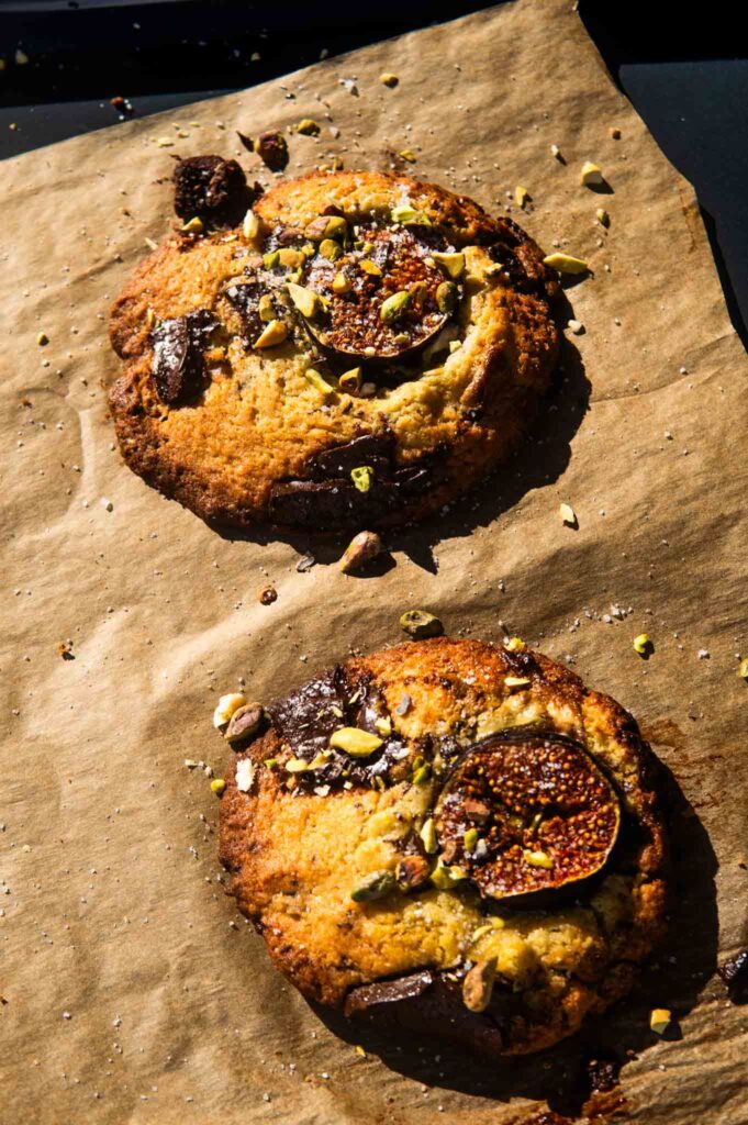 Pistacjowe ciastka z czekoladą, figami i różą 2 Pistacjowe ciastka z czekoladą, figami i różą
