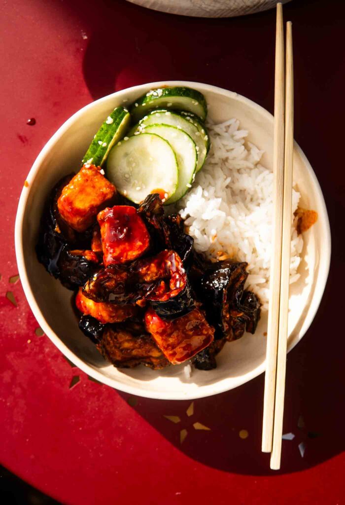 Lepkie, chrupiące tofu z bakłażanem w gochujang 1 Lepkie, chrupiące tofu z bakłażanem w gochujang